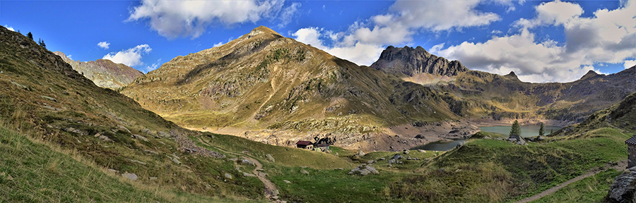 Dal colletto rientrando dal Lago della Paura ampia vista panoramica sui Laghi e i suoi monti